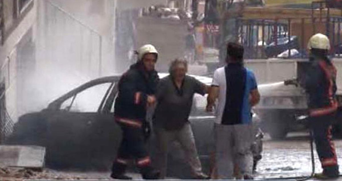 Esenyurt'ta Cinnet Getiren Silahlı Vatandaş, Arabayı Ateşe Verip Çatıya Çıktı