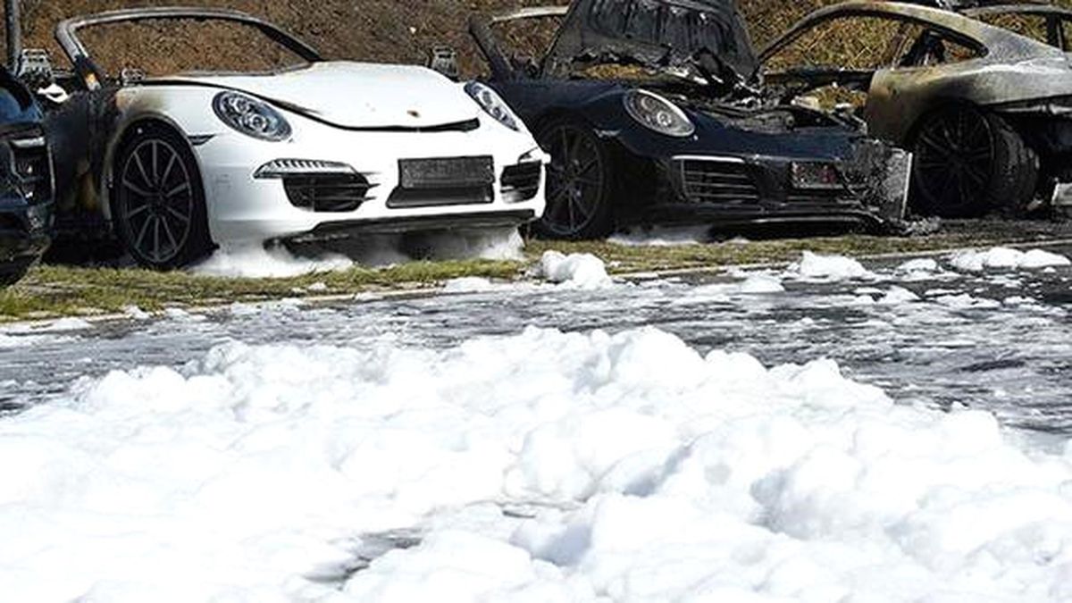 Almanya'da G20 Karşıtları 20 Porsche'yi Ateşe Verdi