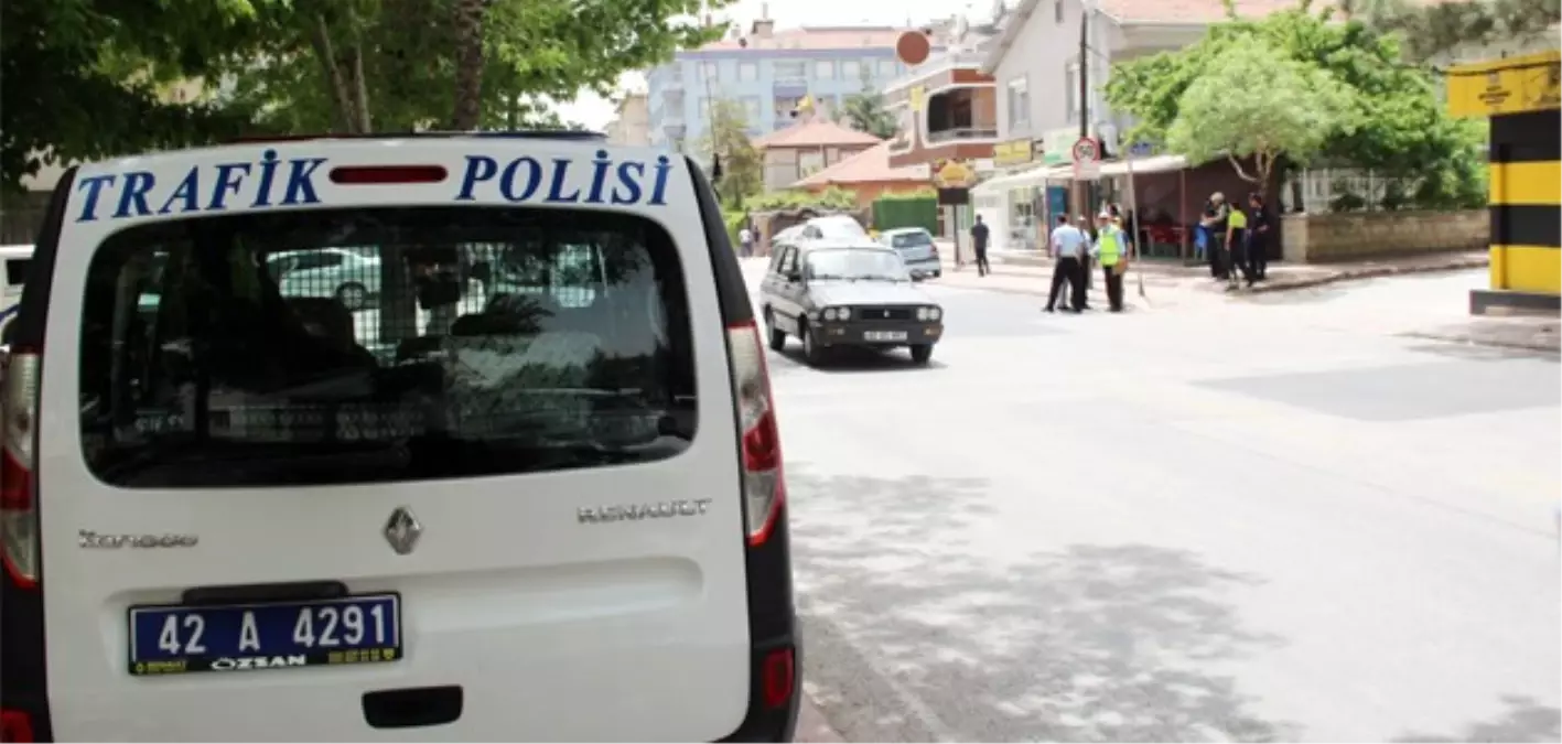 Konya'da Hafif Ticari Araç Kamyona Çarptı: 3 Ölü