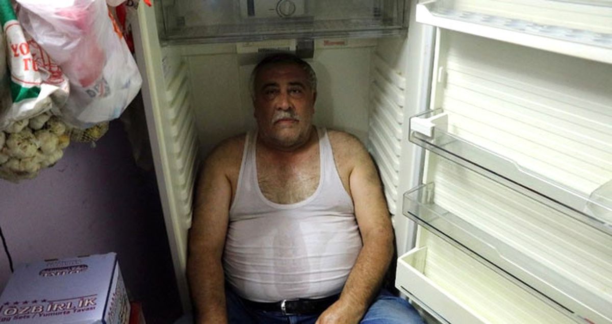 Kavurucu Sıcaklara Dayanamayan Esnaf Çareyi Buzdolabında Buldu