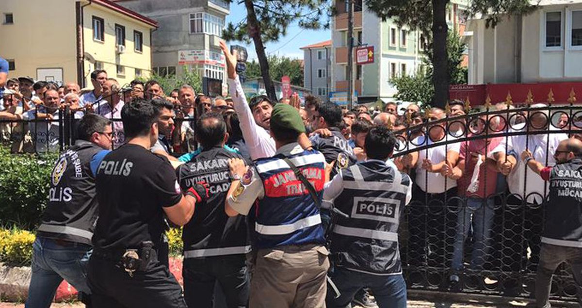 Sakaryalı Vatandaşlar, Vahşi Cinayetin Zanlılarının Bulunduğu Adliyeye Girmek İstedi
