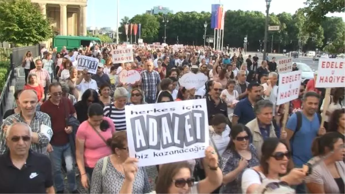 Adalet' İçin Berlin'de İnsan Zinciri Oluşturuldu