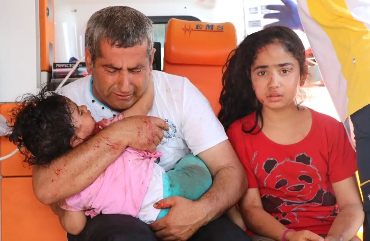 Adana'da Otomobiller Kafa Kafaya Çarpıştı: 2'si Çocuk 10 Yaralı