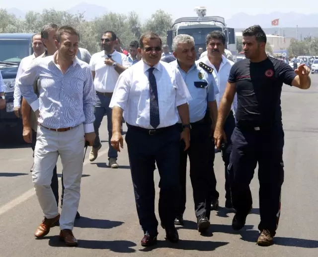 Antalya'daki Çalılık Alanda Yangın Çıktı: 5 Ev Boşaltıldı Antalya'daki Çalılık Alanda Yangın Çıktı: 5 Ev Boşaltıldı