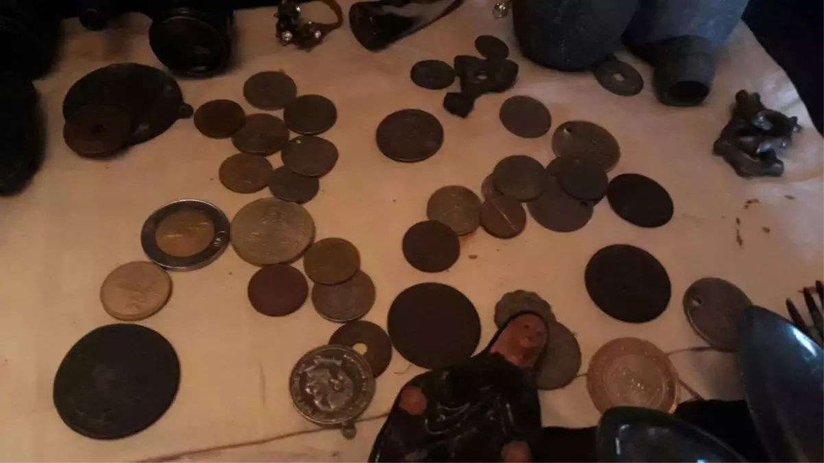 Bulduğu Tarihi Top Mermisini Keserken Patlamada Ölen Adamın Evinden Onlarca Tarihi Eser Çıktı