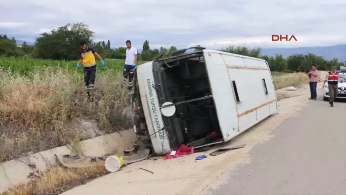 Erzincan'da Tarım Işçilerini Taşıyan Midibüs Devrildi, Kazada 20 Kadın Işçi Yaralandı.