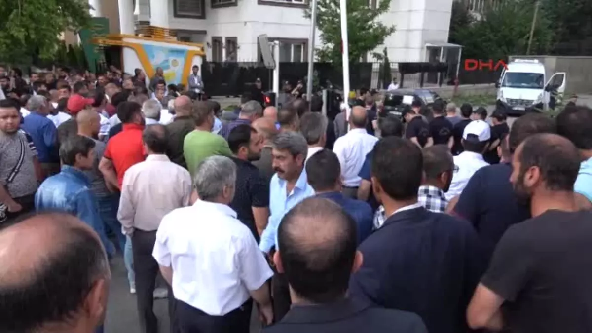 Erzurum Bıçakla 3 Kişiyi Yaralayan Eski Başkan, Alkışlarla Cezaevine Gitti