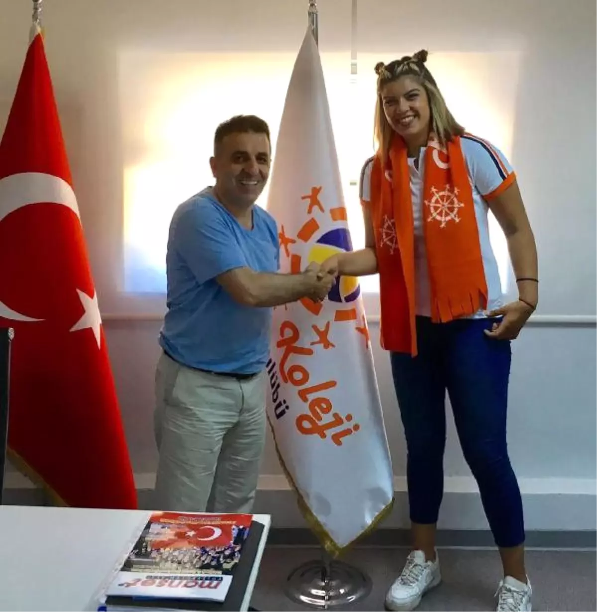 İzmir Rota Koleji'nde Nazlı İmzaladı