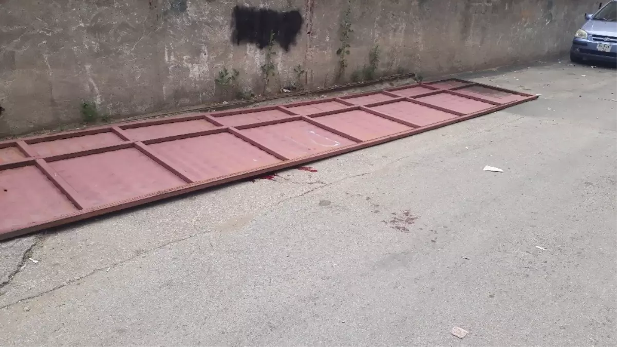 Kucuk Cocuk 7 5 Metrelik Demir Kapinin Altinda Kalip Oldu Haberler