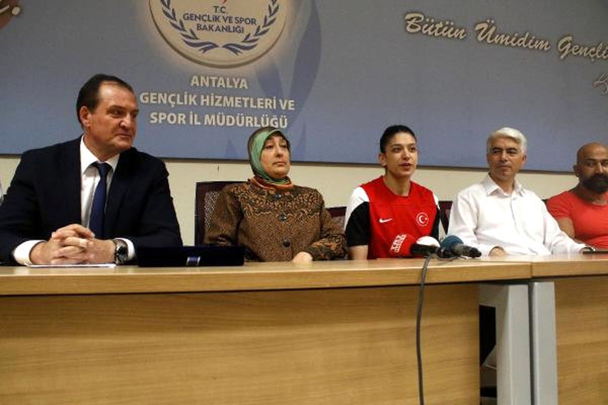 Nur Tatar Askari: İstiklal Marşı'nı Okutmak Onur Verici