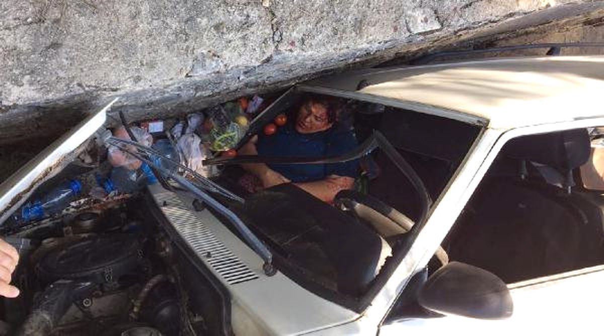 Otomobil Su Tahliye Kanalına Devrildi: 2 Yaralı