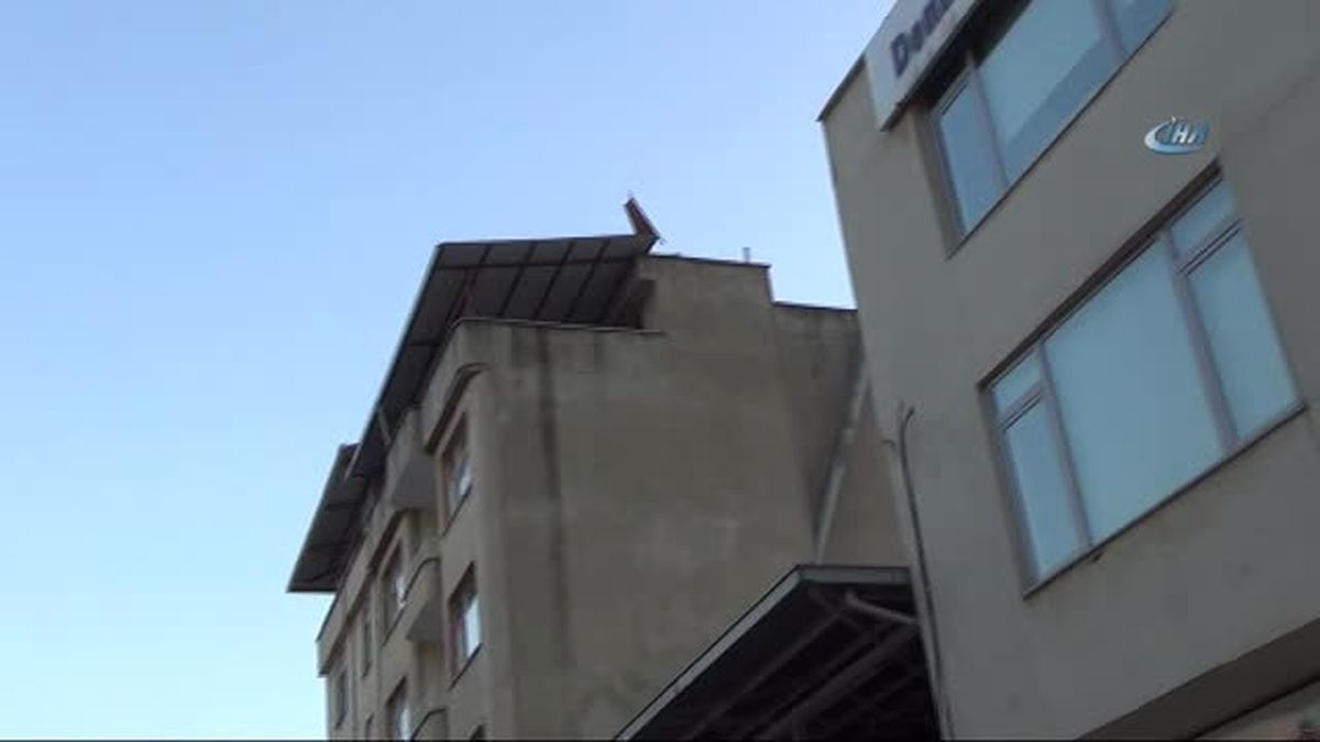 Şiddetli Rüzgar Çatıyı Yerinden Söktü