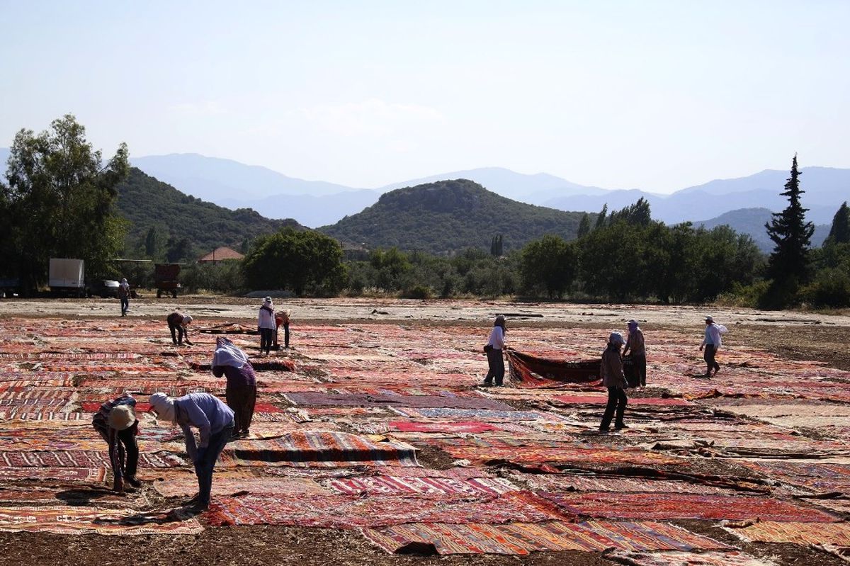 Antalya'nın Halı Ve Kilim Tarlası Göz Kamaştırıyor