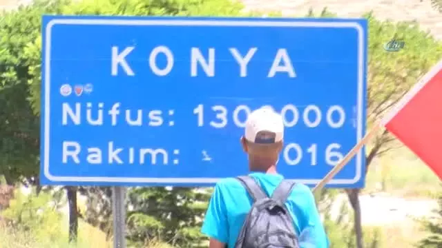 Elinde Türk Bayrağıyla Ankara'ya Yürüyen Yaşlı Adam Konya'ya Ulaştı