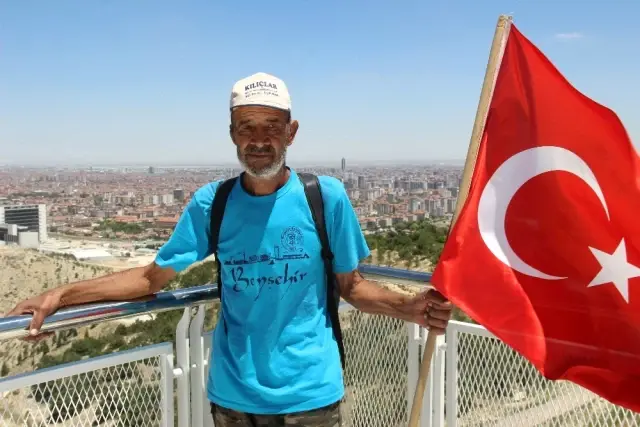 Elinde Türk Bayrağıyla Ankara'ya Yürüyen Yaşlı Adam Konya'ya Geldi