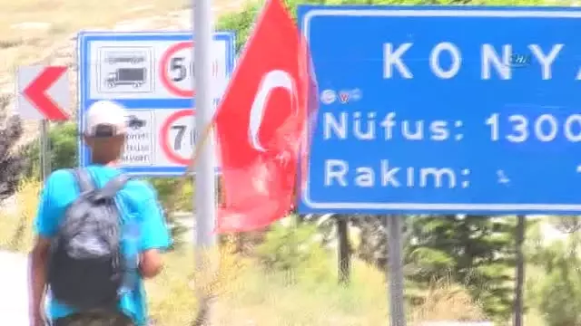 Elinde Türk Bayrağıyla Ankara'ya Yürüyen Yaşlı Adam Konya'ya Ulaştı