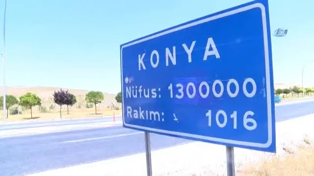 Elinde Türk Bayrağıyla Ankara'ya Yürüyen Yaşlı Adam Konya'ya Ulaştı