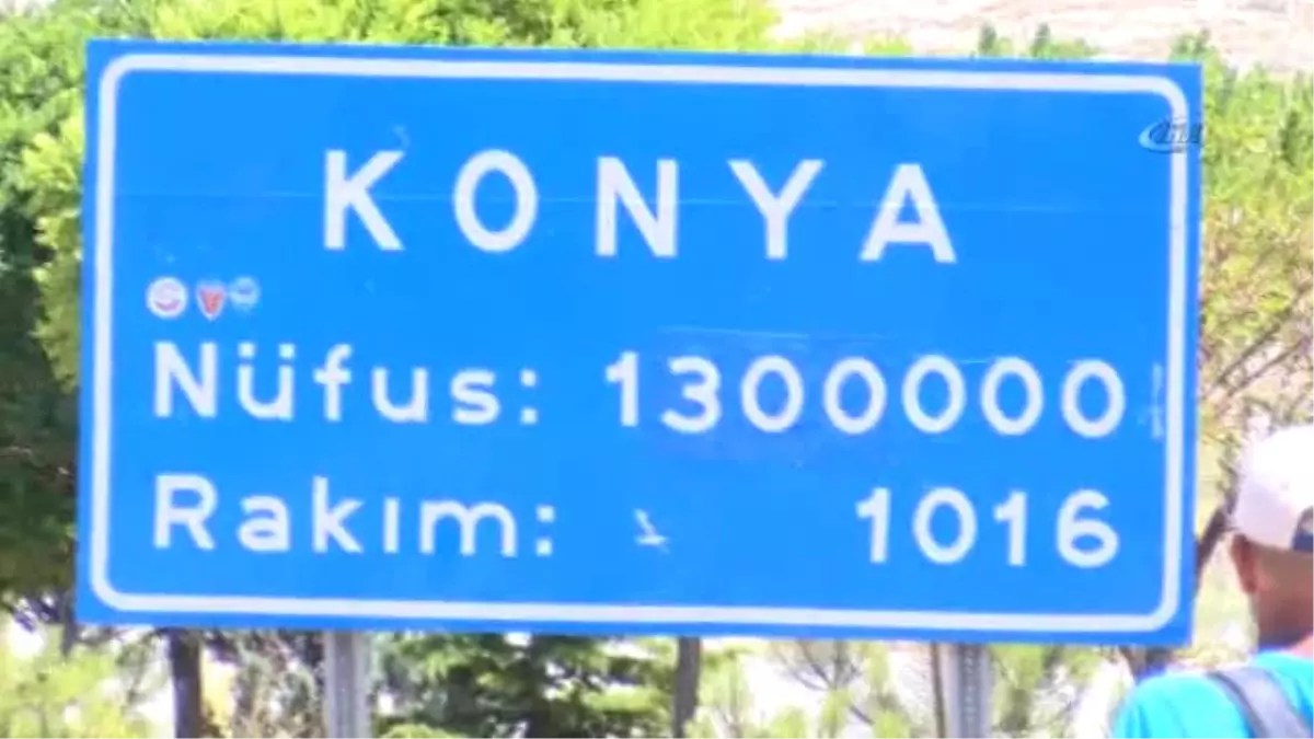 Elinde Türk Bayrağıyla Ankara'ya Yürüyen Yaşlı Adam Konya'ya Ulaştı