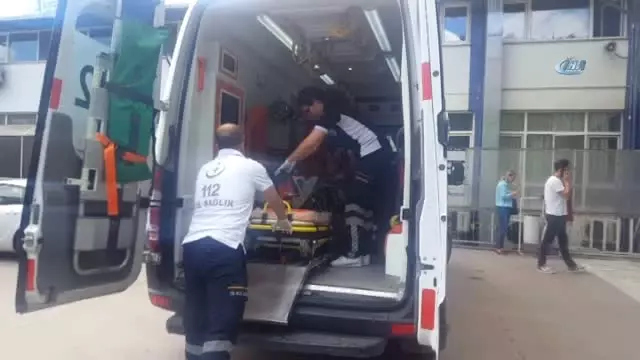 Emniyet Şeridinde Bekleyen Araca Çarptı: 10 Yaralı Emniyet Şeridinde Bekleyen Araca Çarptı: 10 Yaralı
