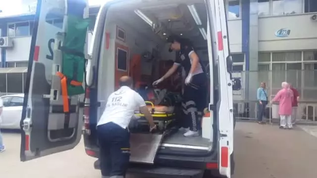 Emniyet Şeridinde Bekleyen Araca Çarptı: 10 Yaralı Emniyet Şeridinde Bekleyen Araca Çarptı: 10 Yaralı