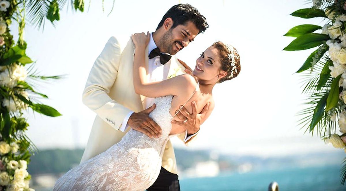 Fahriye Evcen, Gelinliğini Tasarlayan Modacı Raşit Bağzıbağlı'yı Sildi!