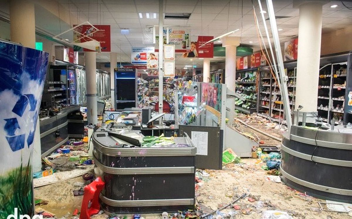 Hamburg Savaş Alanı! Araçlar ve Bankamatikler Yakıldı, Dükkanlar Yağmalandı