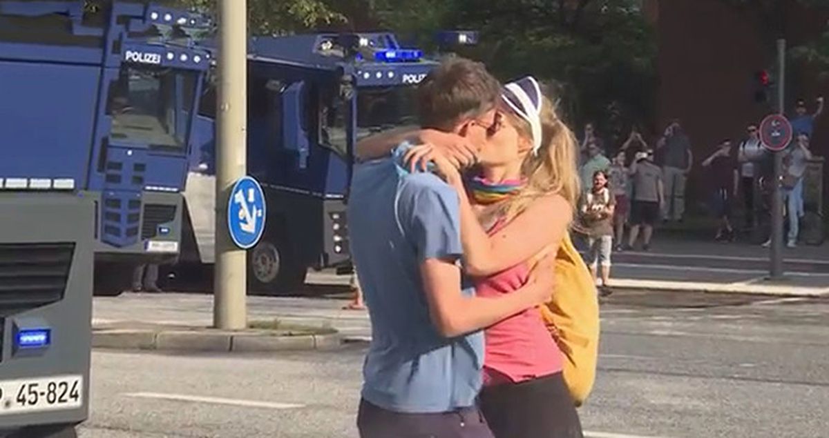 Hamburg'ta Protestoların Ortasında TOMA'nın Önünde Öpüştüler