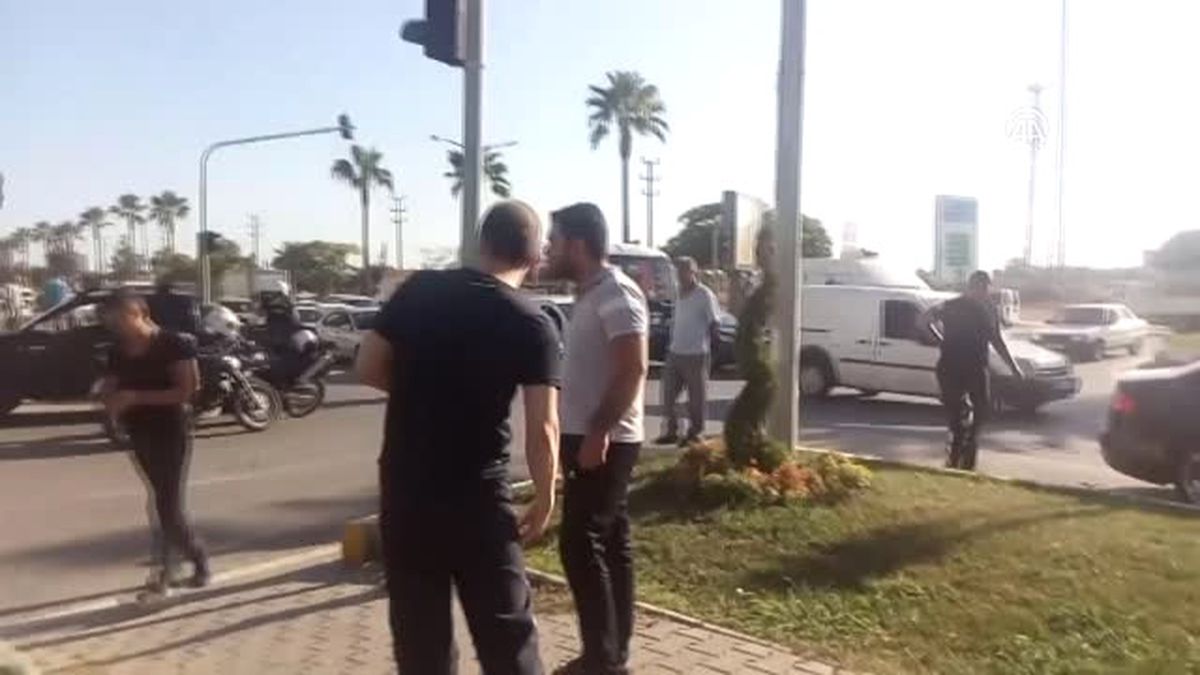 Aracına Çarptıkları Polisi Darp Edip Silahını Aldılar