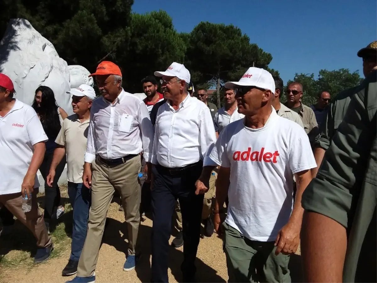CHP Genel Başkanı Kemal Kılıçdaroğlu Adalet Yürüyüşü Sergisi'nde