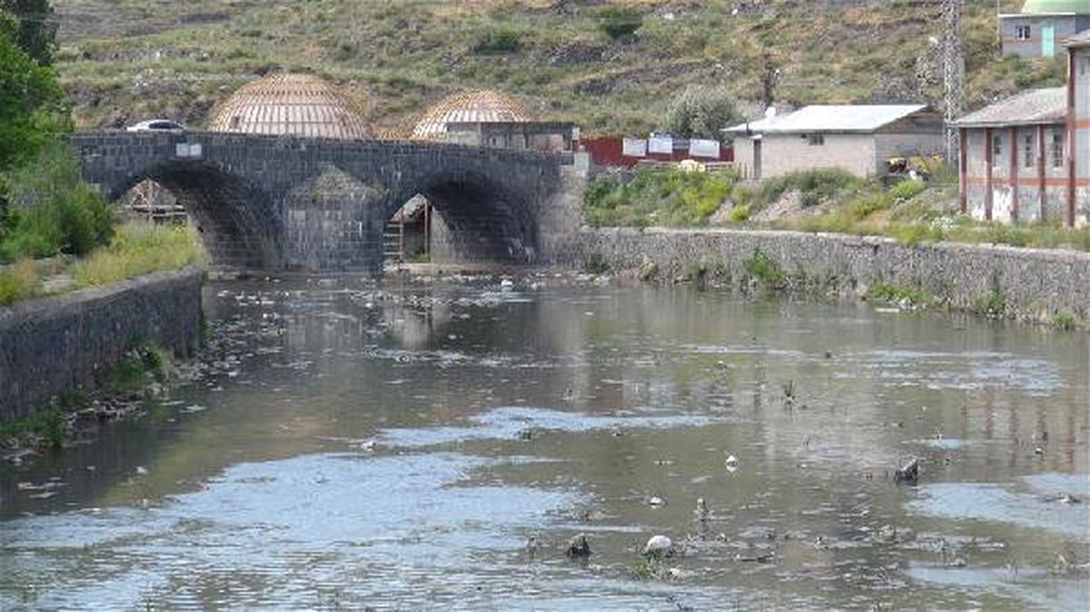 Kars Çayının Kokusundan Vatandaşlar Dışarı Çıkamıyor