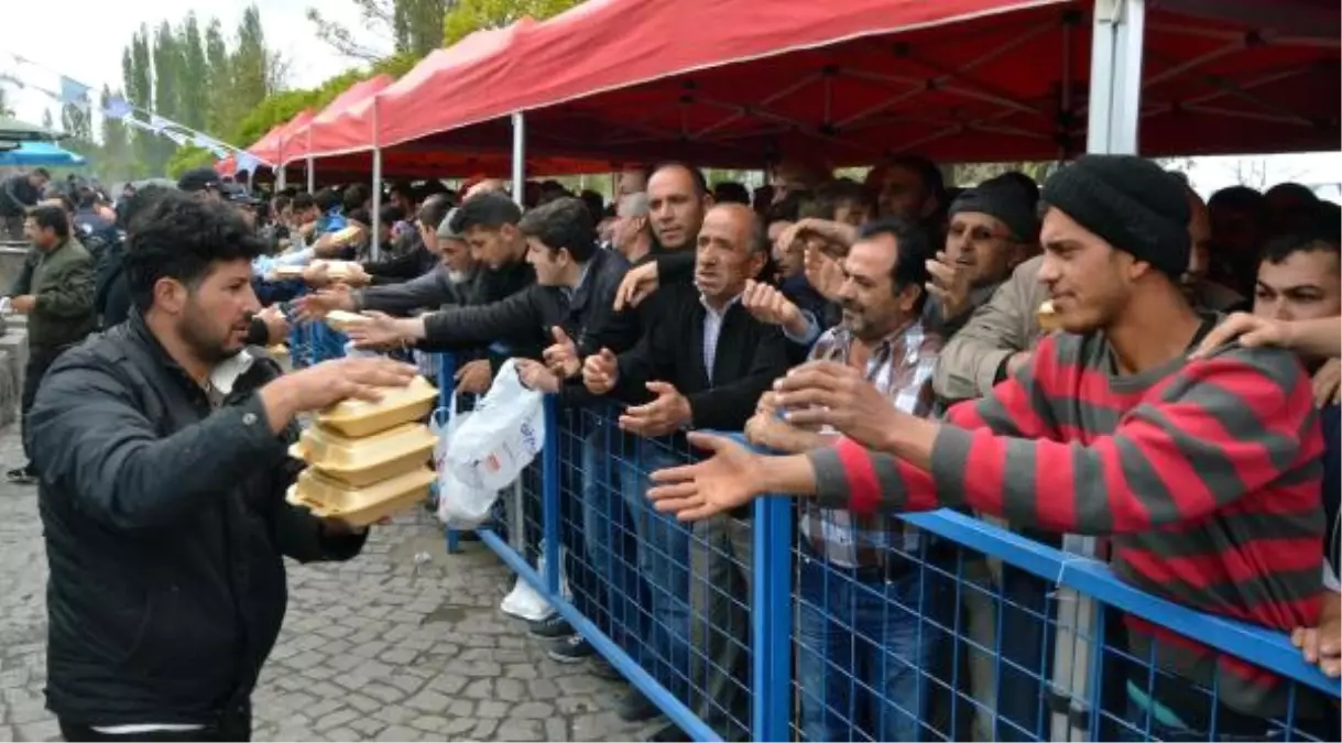 Kayseri'de Evliyalar Günü'nde Etli Pilav İzdihamı