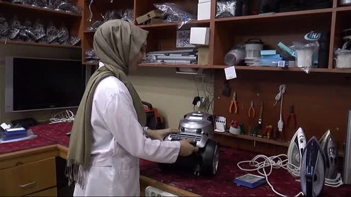 Sekreter Olarak Başladıkları İş Yerinde Elektronik Ustası Oldular