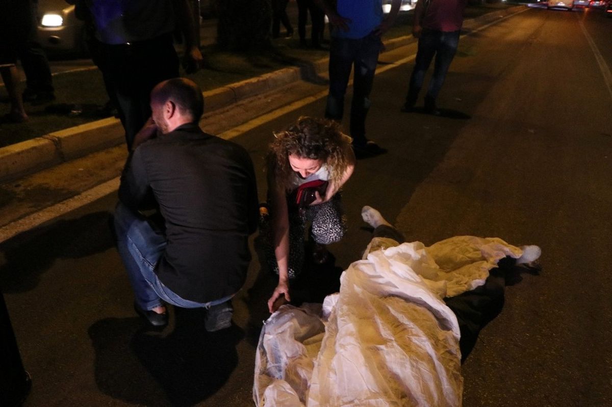 Trafik Kazasında Yürek Yakan Detay! Ölen Babasının Elini Öpüp Helallik İstedi