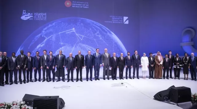 Başbakan Binali Yıldırım: 'Kıbrıs Adası Etrafındaki Hidrokarbon Kaynaklarının Her İki Tarafa Ait... Başbakan Binali Yıldırım: 'Kıbrıs Adası Etrafındaki Hidrokarbon Kaynaklarının Her İki Tarafa Ait...