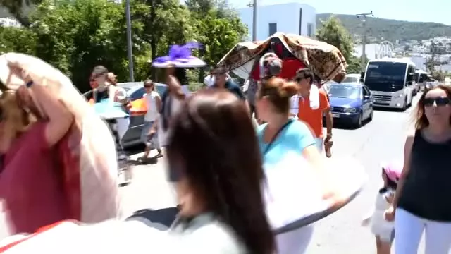 Bodrum'da 50 Yıldır Çeyizler Deve Sırtında Taşınıyor Bodrum'da 50 Yıldır Çeyizler Deve Sırtında Taşınıyor