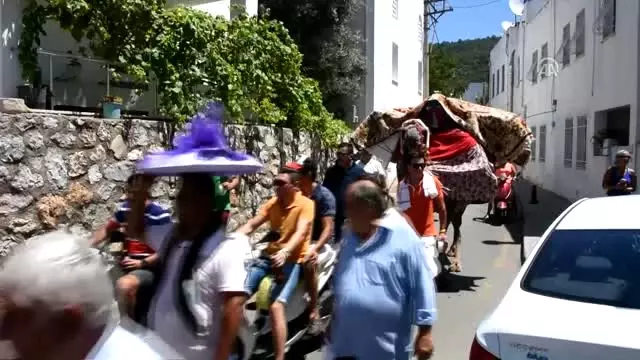 Bodrum'da 50 Yıldır Çeyizler Deve Sırtında Taşınıyor Bodrum'da 50 Yıldır Çeyizler Deve Sırtında Taşınıyor