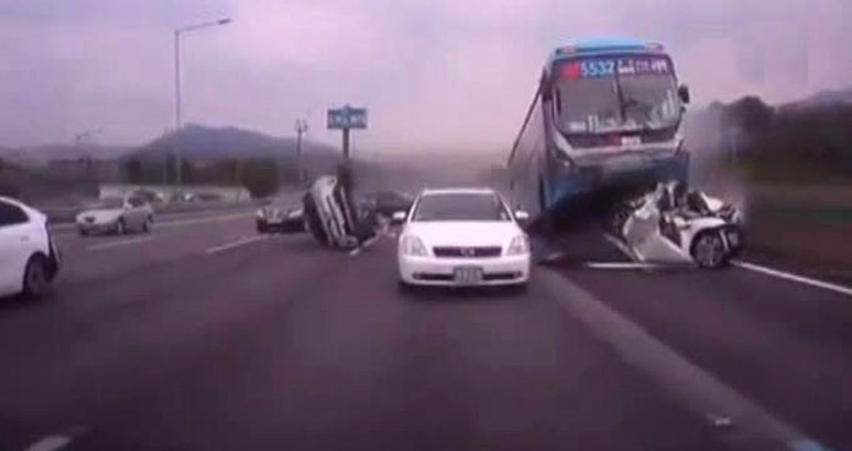 Freni Boşalan Otobüs Önündeki Otomobillere Çarptı: 2 Ölü 16 Yaralı
