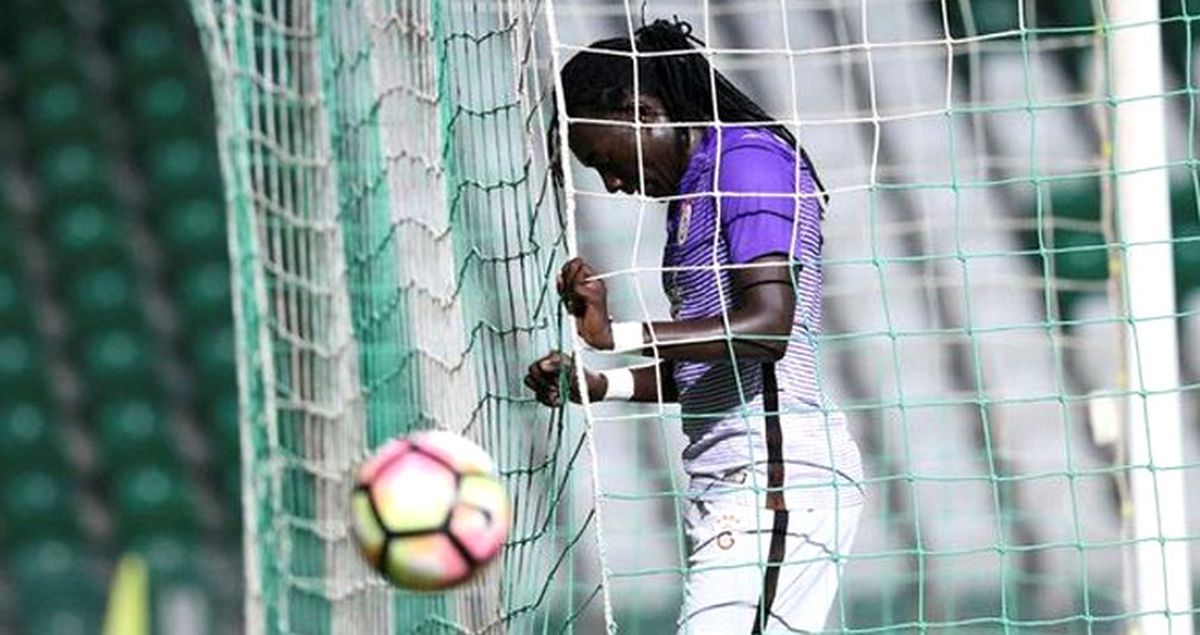 Galatasaraylı Gomis, İlk Maçta İsyan Etti: Bana Pas Atmıyorlar