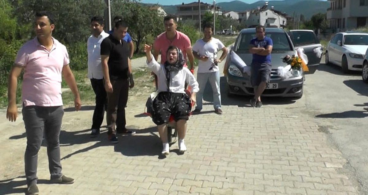 'Geleneklerimiz' Deyip Damatlarına Görülmemiş Şakalar Yaptılar