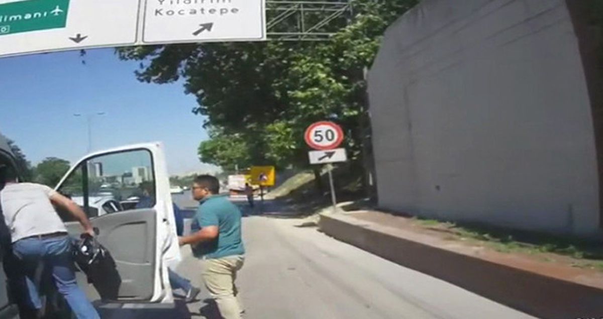 Gündüz Vakti Minibüsü Durdurup 1 Milyon Doları Çaldılar!