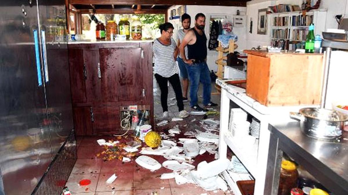 İşten Çıkartılan Aşçı Kadından İnanılmaz İntikam! Eline Kazma Alıp Ne Var Ne Yok Parçaladı