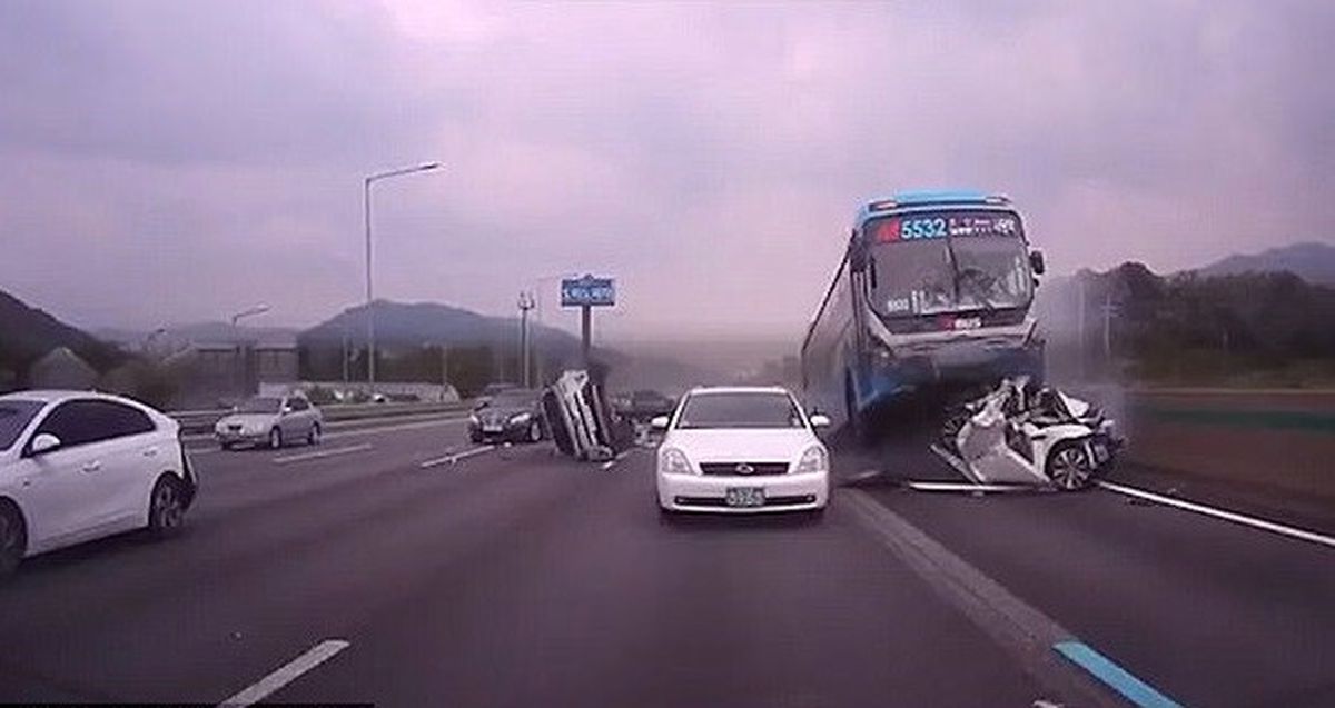 Otobüs Çarptığı Otomobili İkiye Böldü, Önüne Geleni Savurdu
