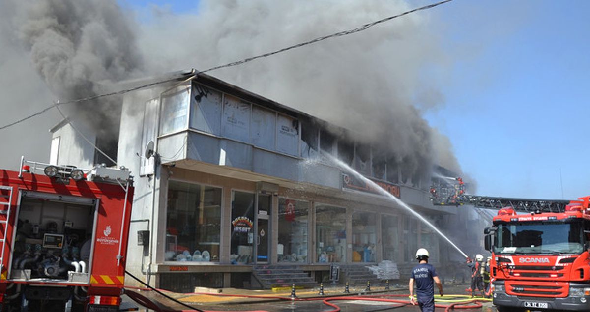 Pendik'te İki Katlı Nalbur Dükkanı, Çıkan Yangınla Küle Döndü