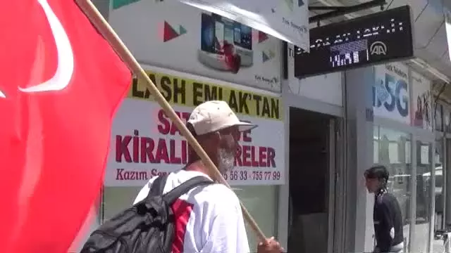 Türk Bayrağıyla 15 Temmuz Şehitleri Için Ankara'ya Yürüyor