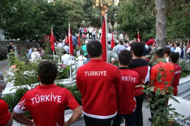 15 Temmuz'u Anma Nöbeti Başladı 15 Temmuz'u Anma Nöbeti Başladı