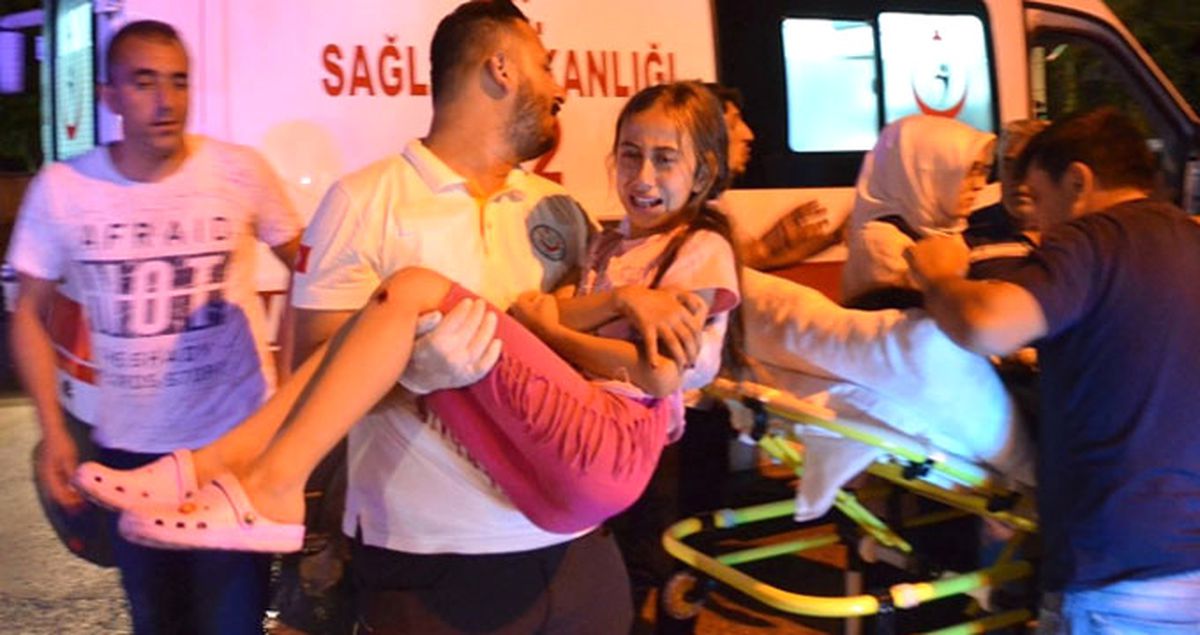 Yol Kenarında Bekleyen 3 Kişiye Otomobil Çaptı