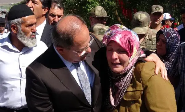 Bakan Akdağ, 15 Temmuz Şehidinin Mezarı Başında Kuran Okudu (3) Bakan Akdağ, 15 Temmuz Şehidinin Mezarı Başında Kuran Okudu (3)