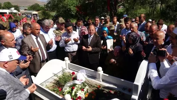 Bakan Akdağ, 15 Temmuz Şehidinin Mezarı Başında Kuran Okudu (3) Bakan Akdağ, 15 Temmuz Şehidinin Mezarı Başında Kuran Okudu (3)