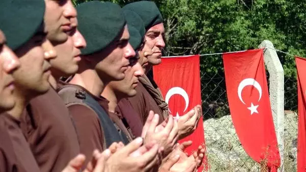 Bakan Akdağ, 15 Temmuz Şehidinin Mezarı Başında Kuran Okudu (3) Bakan Akdağ, 15 Temmuz Şehidinin Mezarı Başında Kuran Okudu (3)