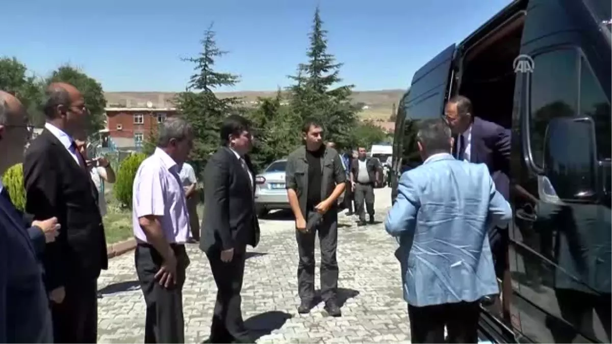 Bakan Özhaseki, Şehit Komiser Yardımcıları Doğanay ve Yiğit'in Babaevlerini Ziyaret Etti